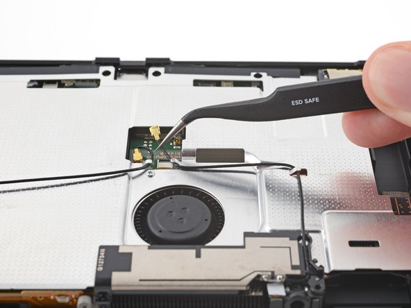 Шаг 13: Освободи коаксиальный кабель основной антенны, фото 1